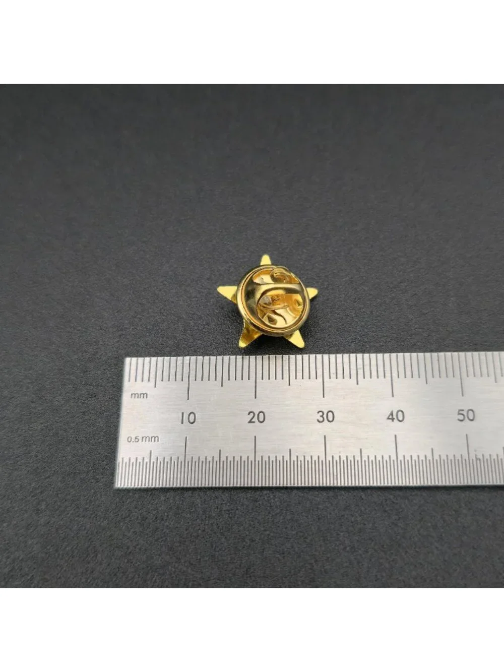 Minimalist 3D Faceted Gold Star Lapel Pin | Classic Metallic Badge Accent A8512